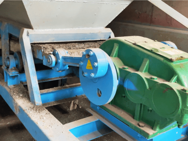 Adjustable feeding mount reciprocating feeder with strong material adaptability